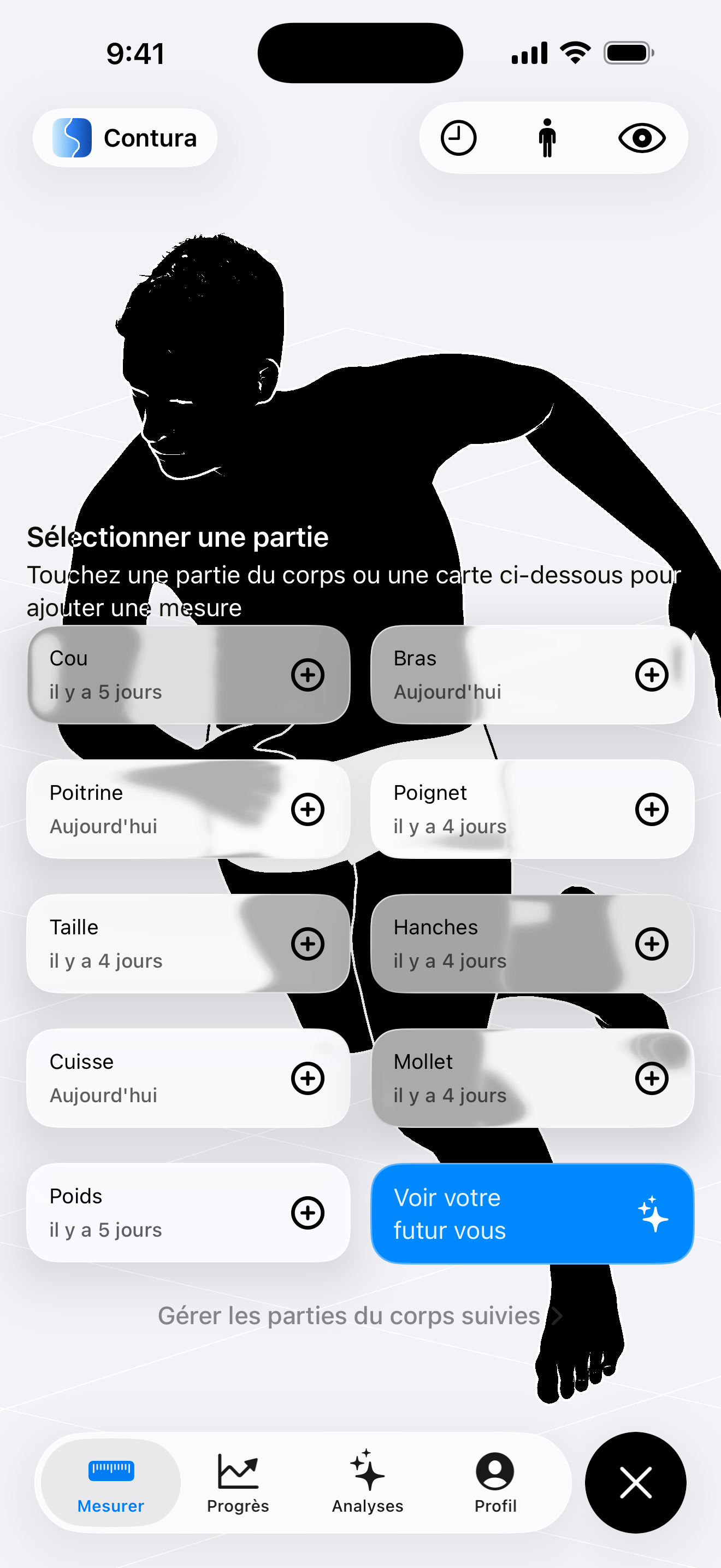 Interface de suivi des mensurations corporelles sur iOS dans l’application Contura, affichant la silhouette 3D d’un homme athlétique dans une pose de coureur, superposée de cartes tactiles pour enregistrer les circonférences du cou, de la poitrine, de la taille et des cuisses, ainsi qu’un bouton de prévision de l’avenir.